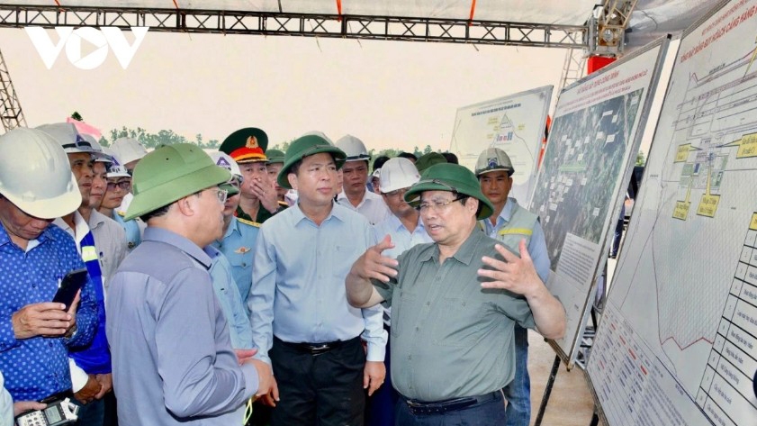 PM Chinh inspects key transport projects in central Vietnam